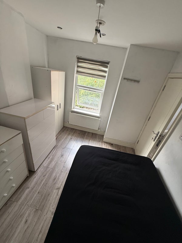 Room Birstall Road in Greater London