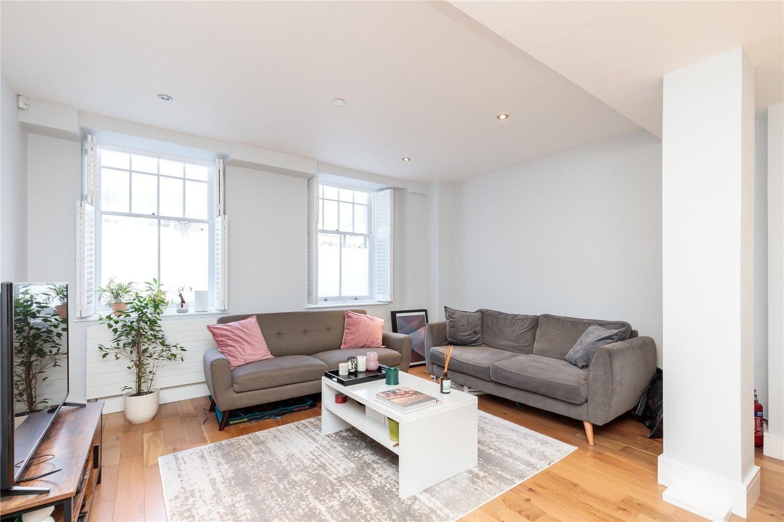 Flat Alie Street in Greater London