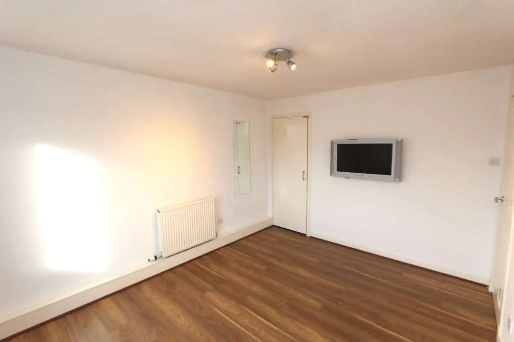 Flat Northfield Grove in City of Edinburgh