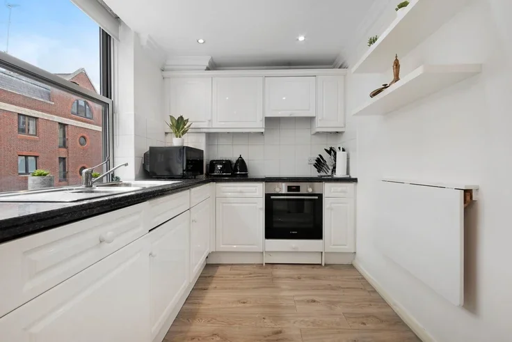 Flat Grosvenor Hill in City of Westminster