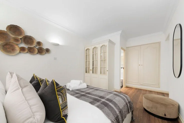 Flat Grosvenor Hill in City of Westminster