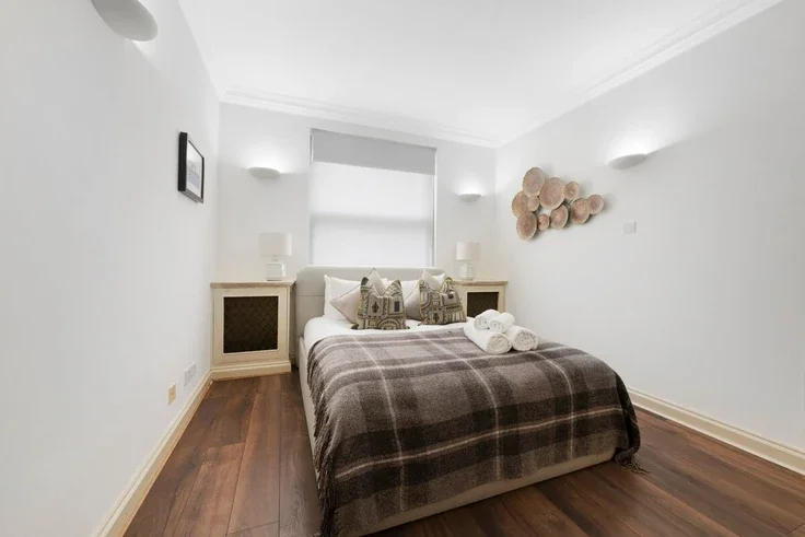 Flat Grosvenor Hill in City of Westminster
