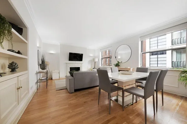 Flat Grosvenor Hill in City of Westminster