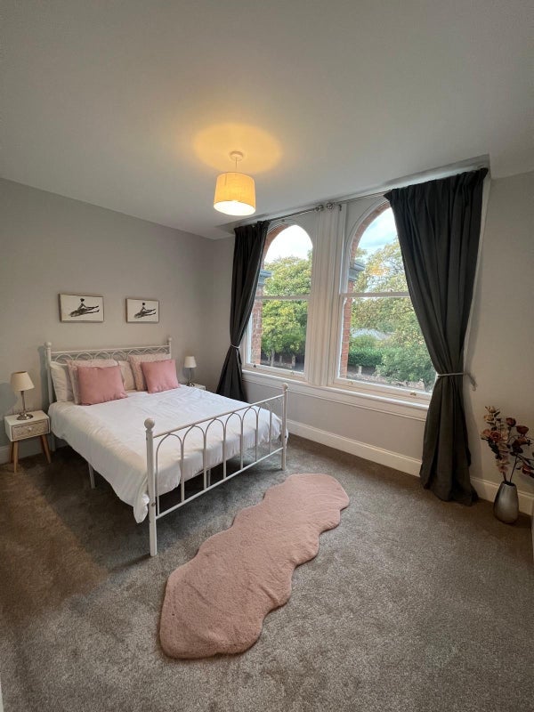 Room Ellesmere Road in Salford
