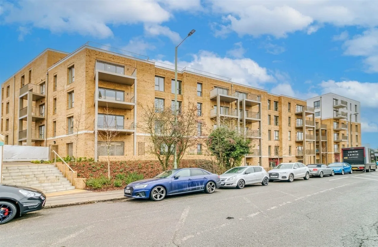 Flat Bittacy Hill in Greater London