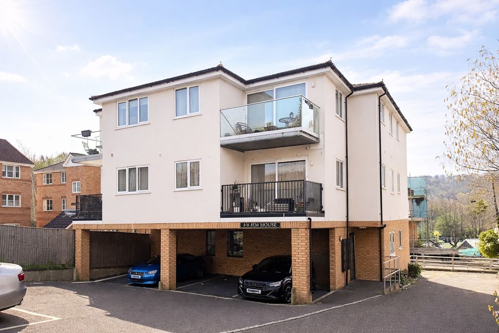 Flat Thornberry Gardens in High Wycombe