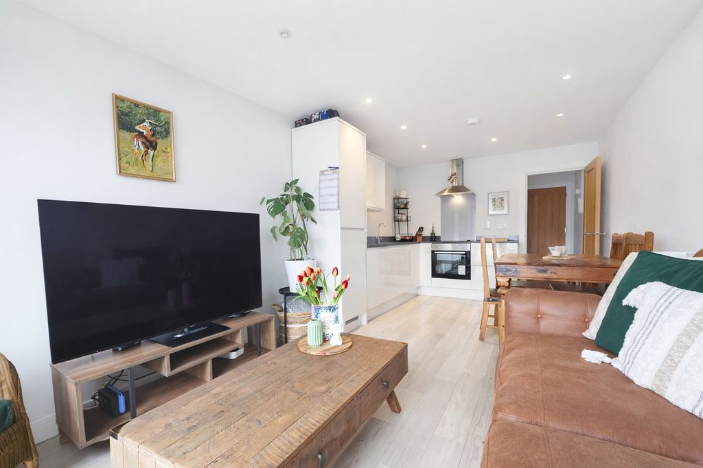 Flat Thornberry Gardens in High Wycombe