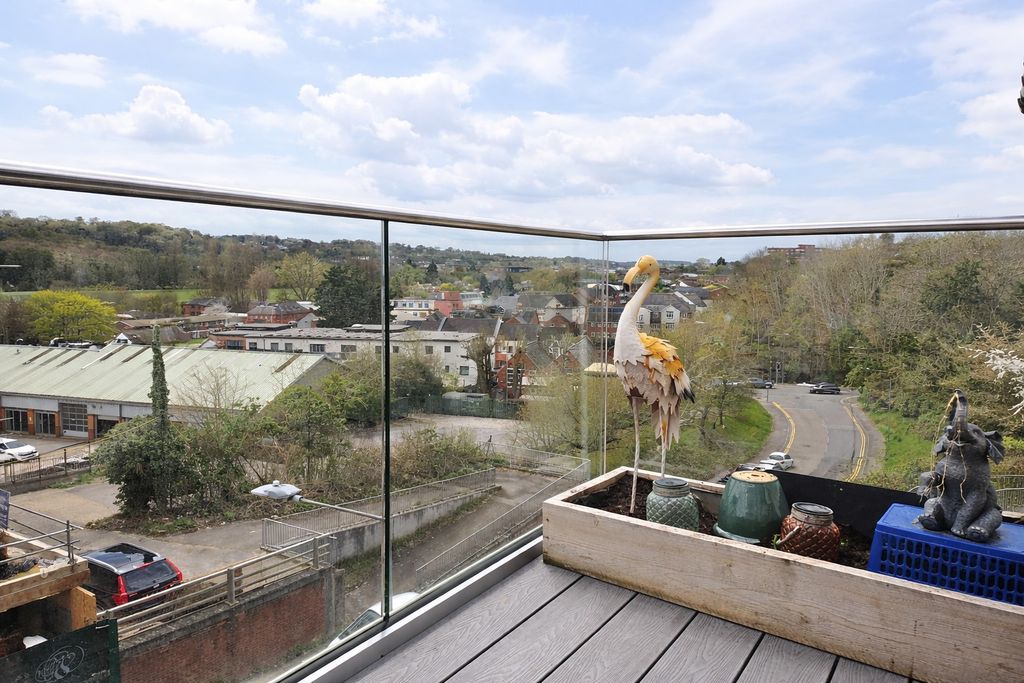Flat Thornberry Gardens in High Wycombe