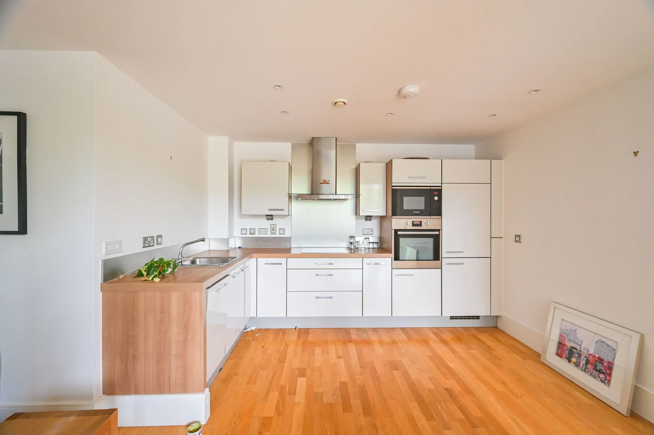 Flat Kelvin Road in Greater London
