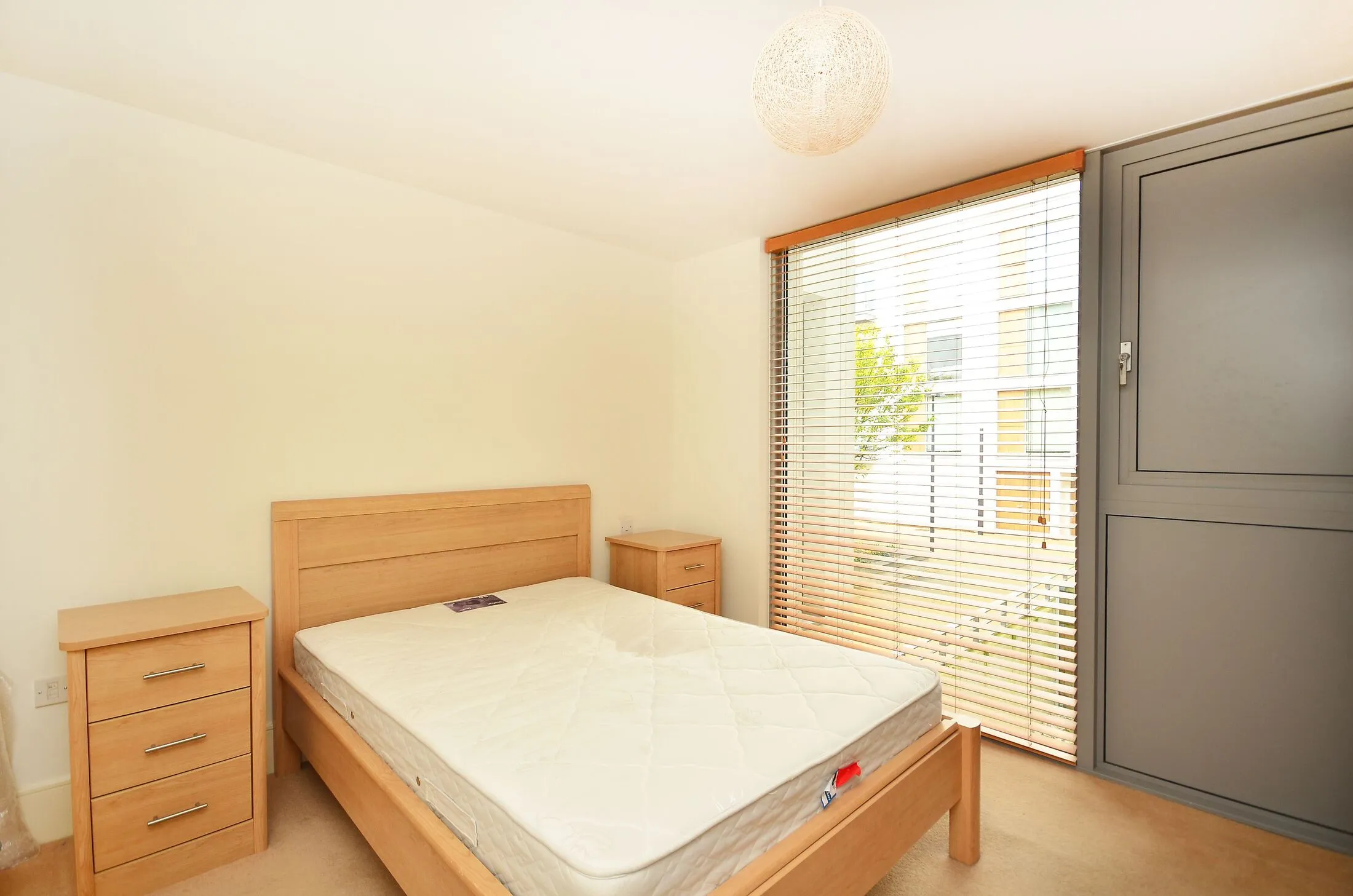 Flat Kelvin Road in Greater London