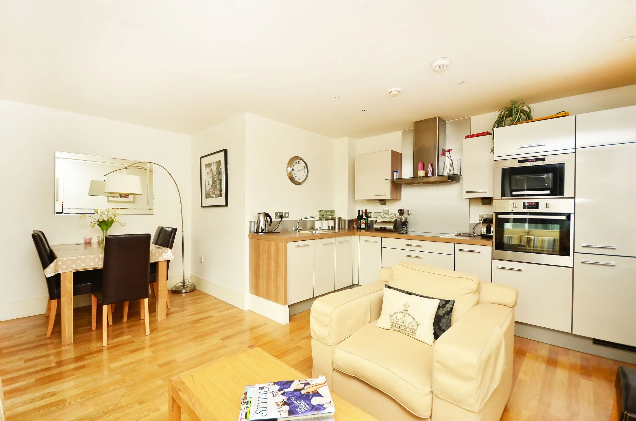 Flat Kelvin Road in Greater London