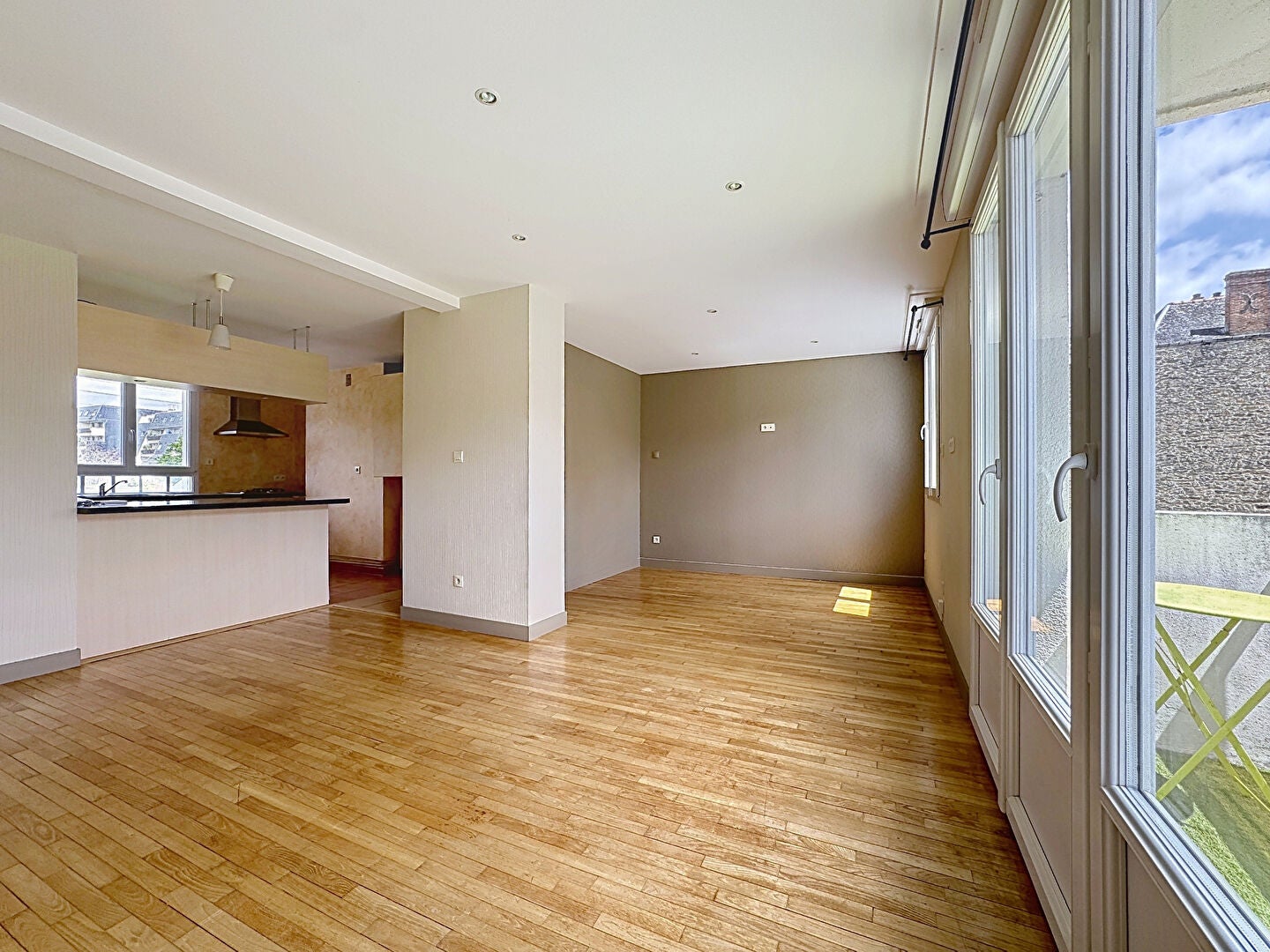 Flat Rue Jacques Jameau in Laval