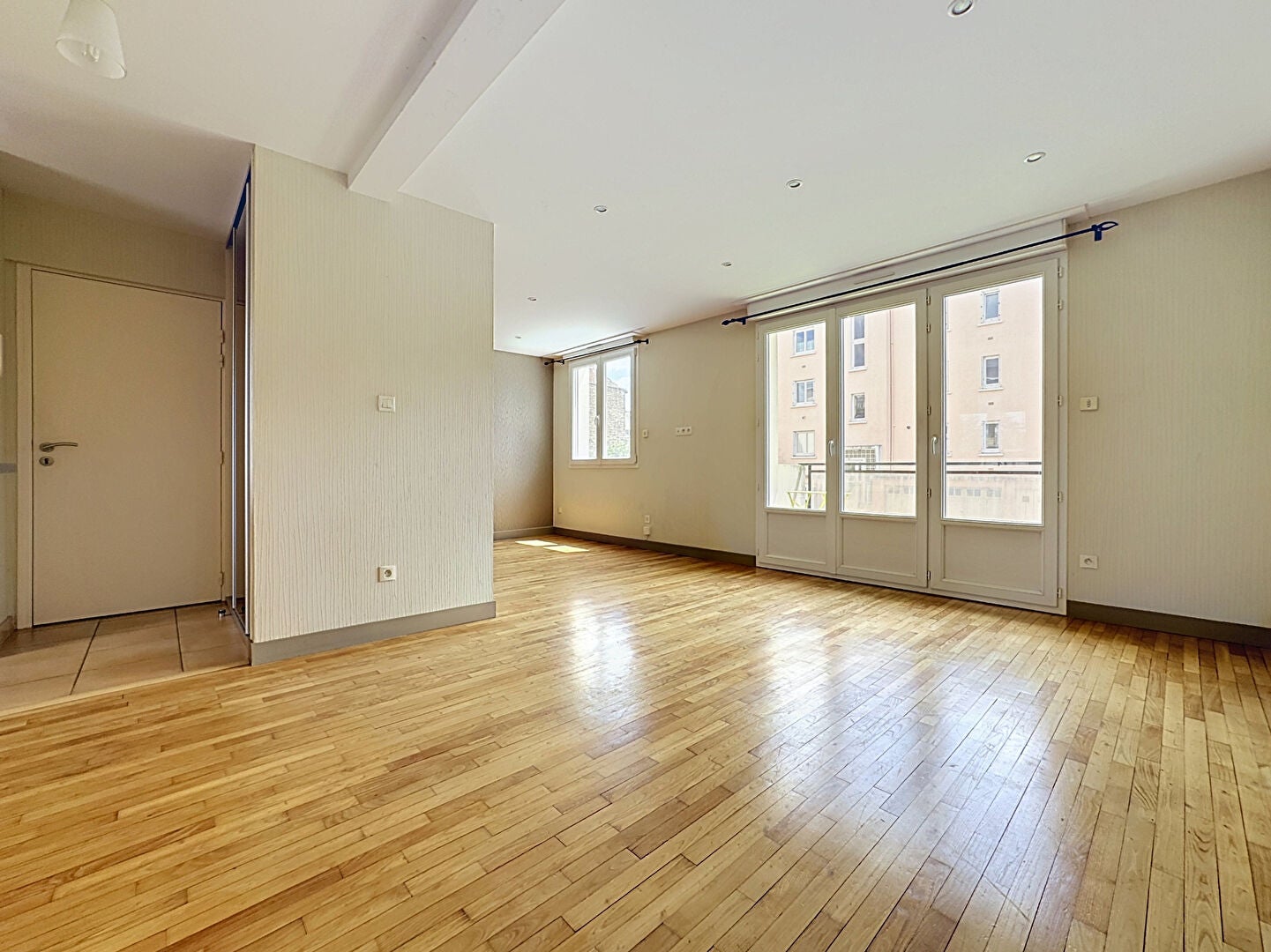 Flat Rue Jacques Jameau in Laval