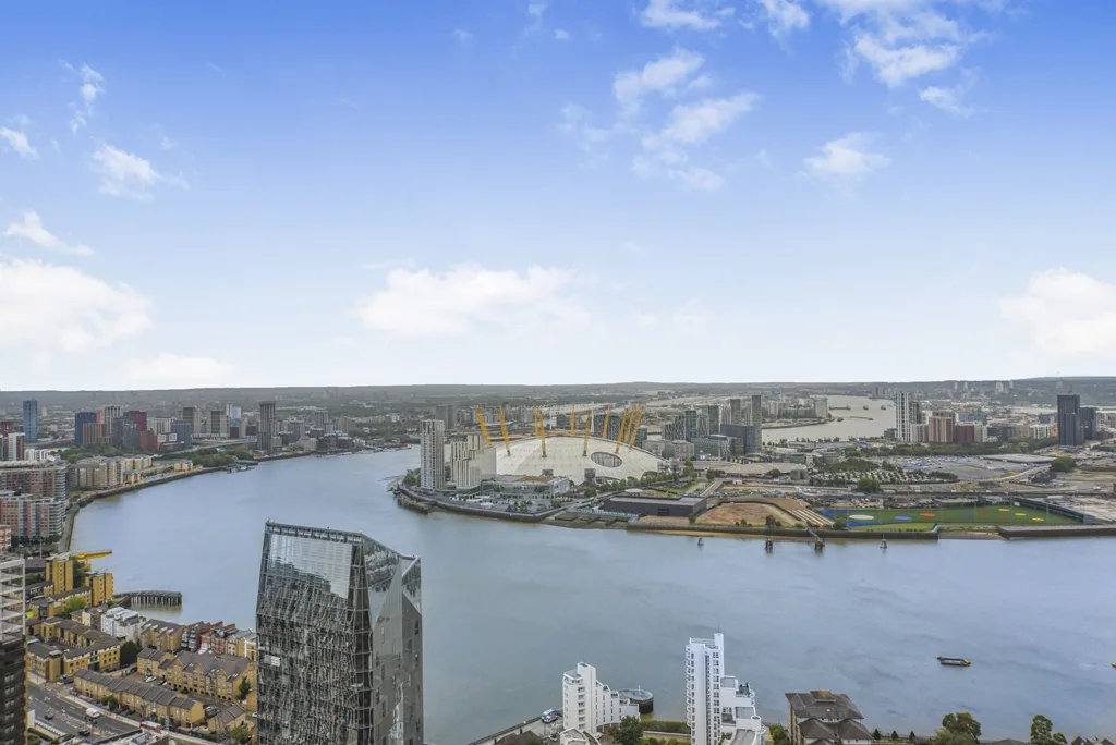 Flat Cold Harbour in Greater London
