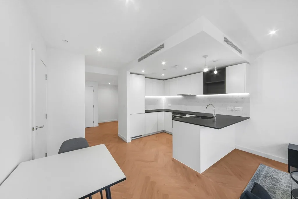 Flat Cold Harbour in Greater London
