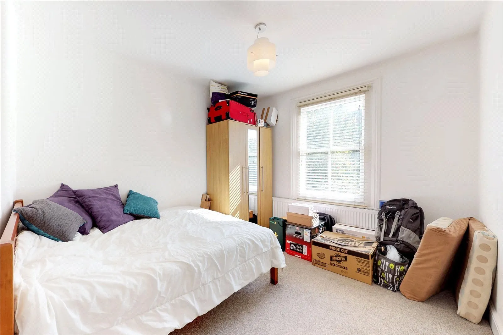 Flat Manstone Road in Greater London
