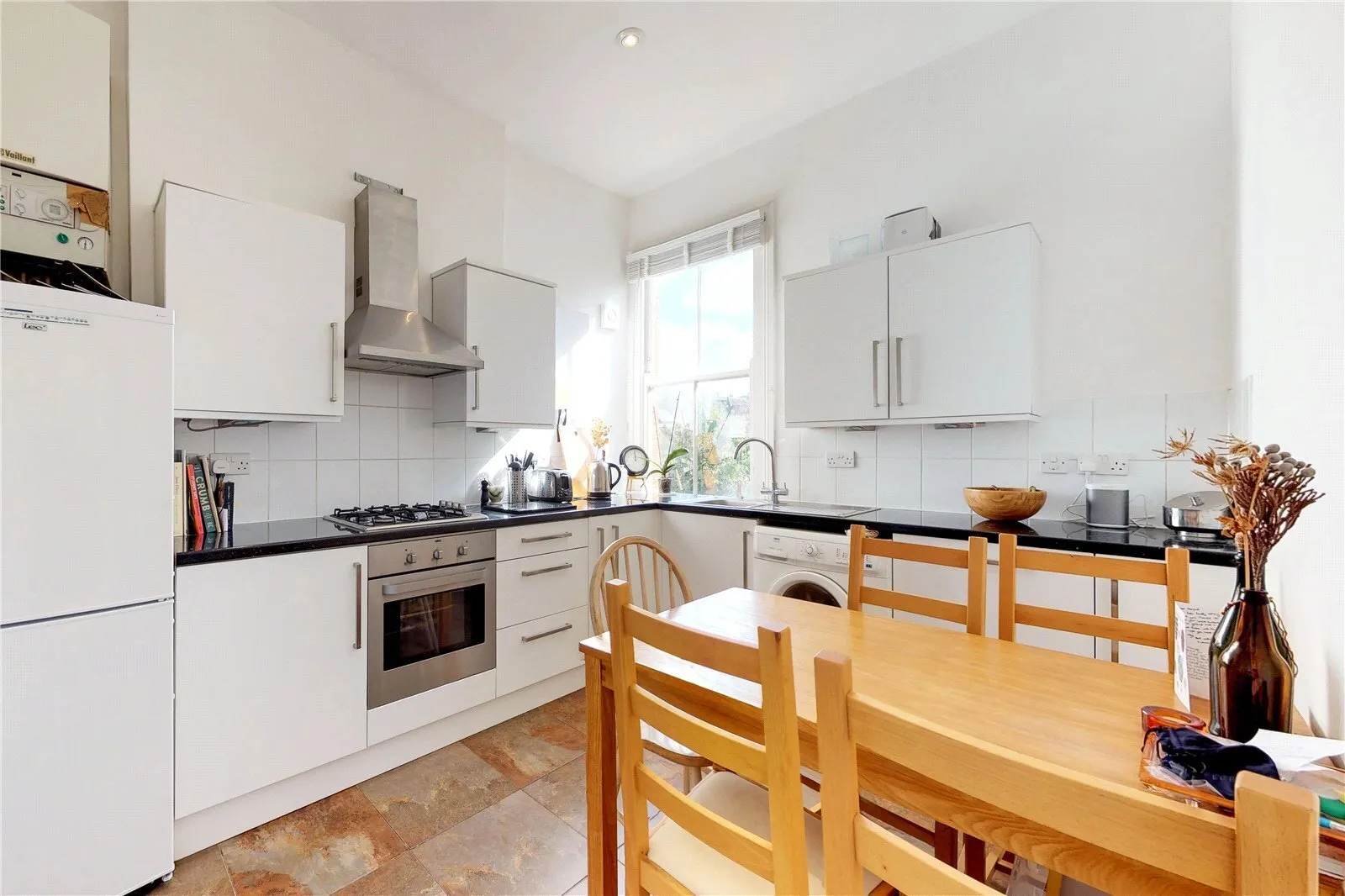 Flat Manstone Road in Greater London