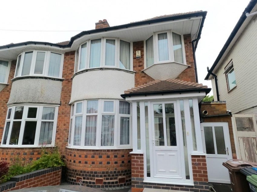 Flat Harvard Road in Metropolitan Borough of Solihull