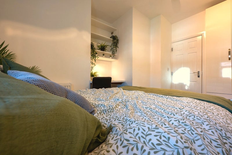 Room Lausanne Road in Manchester