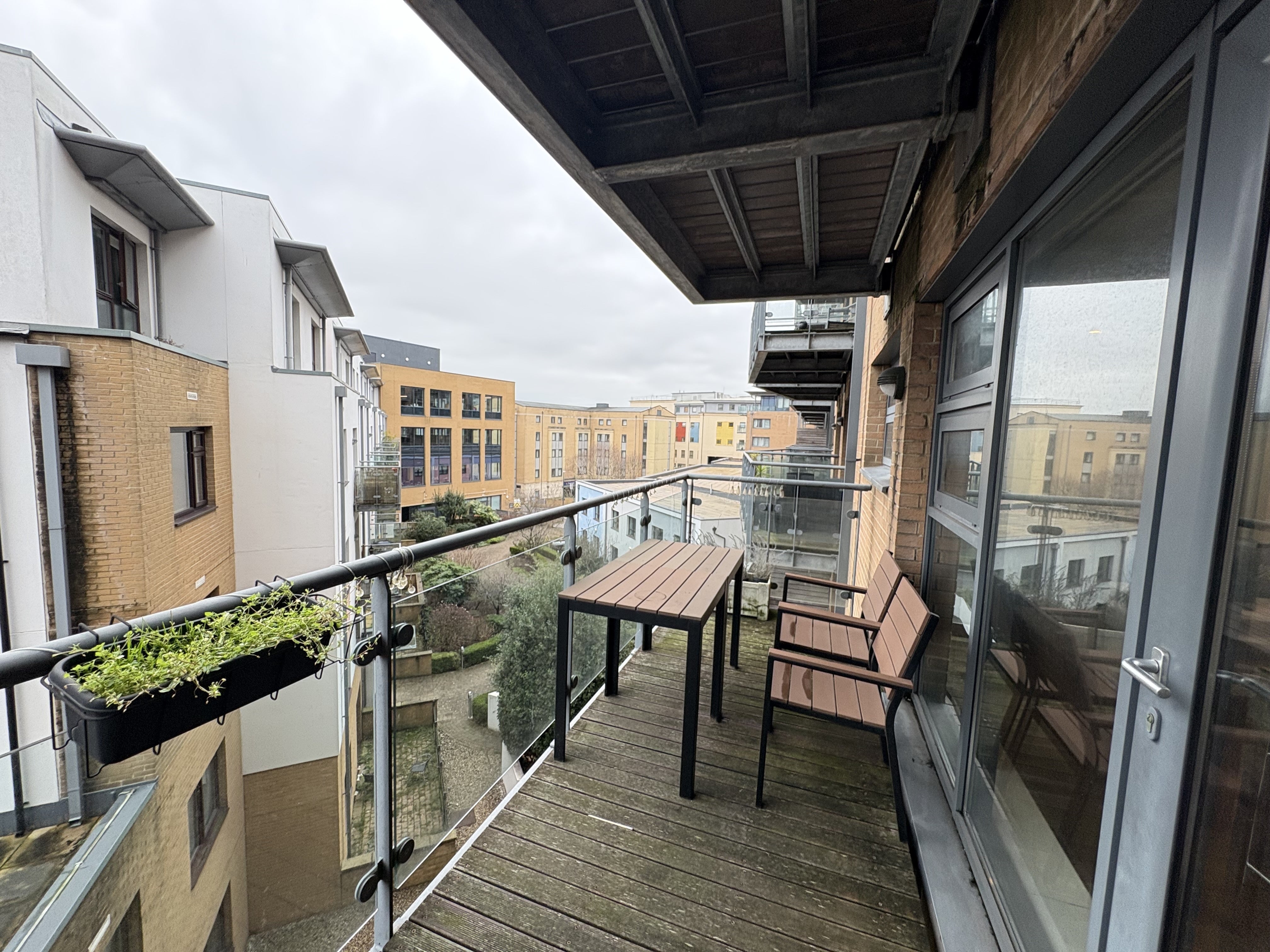 Flat Deanery Road in Bristol