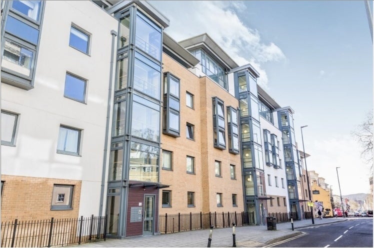 Flat Deanery Road in Bristol