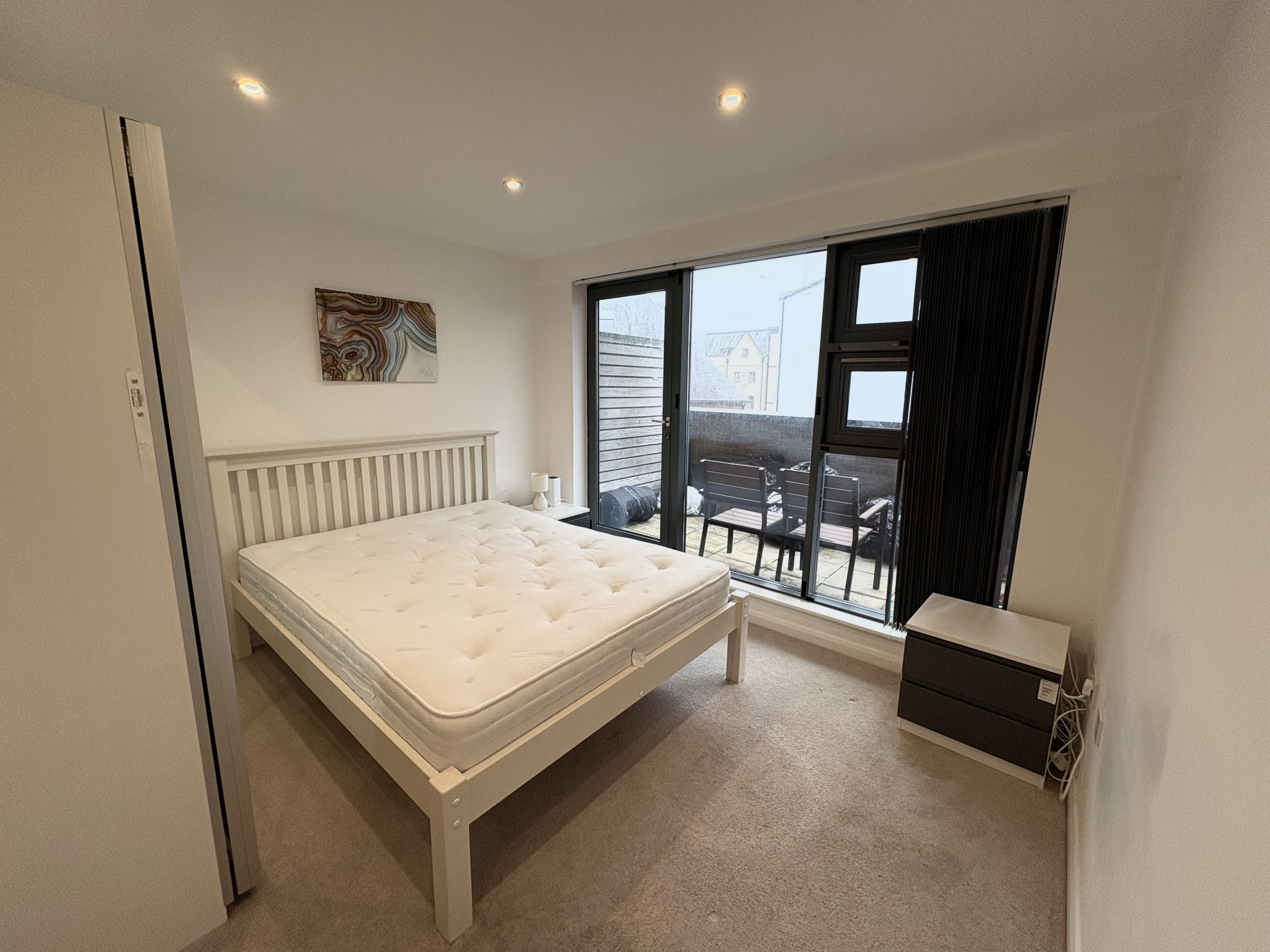 Flat Deanery Road in Bristol
