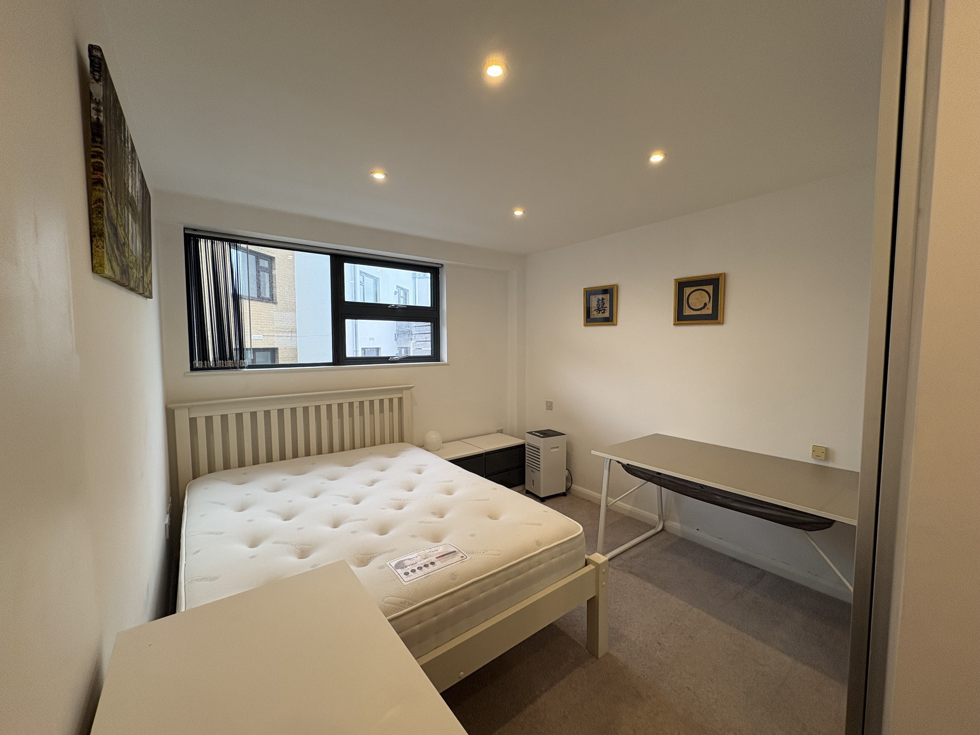 Flat Deanery Road in Bristol