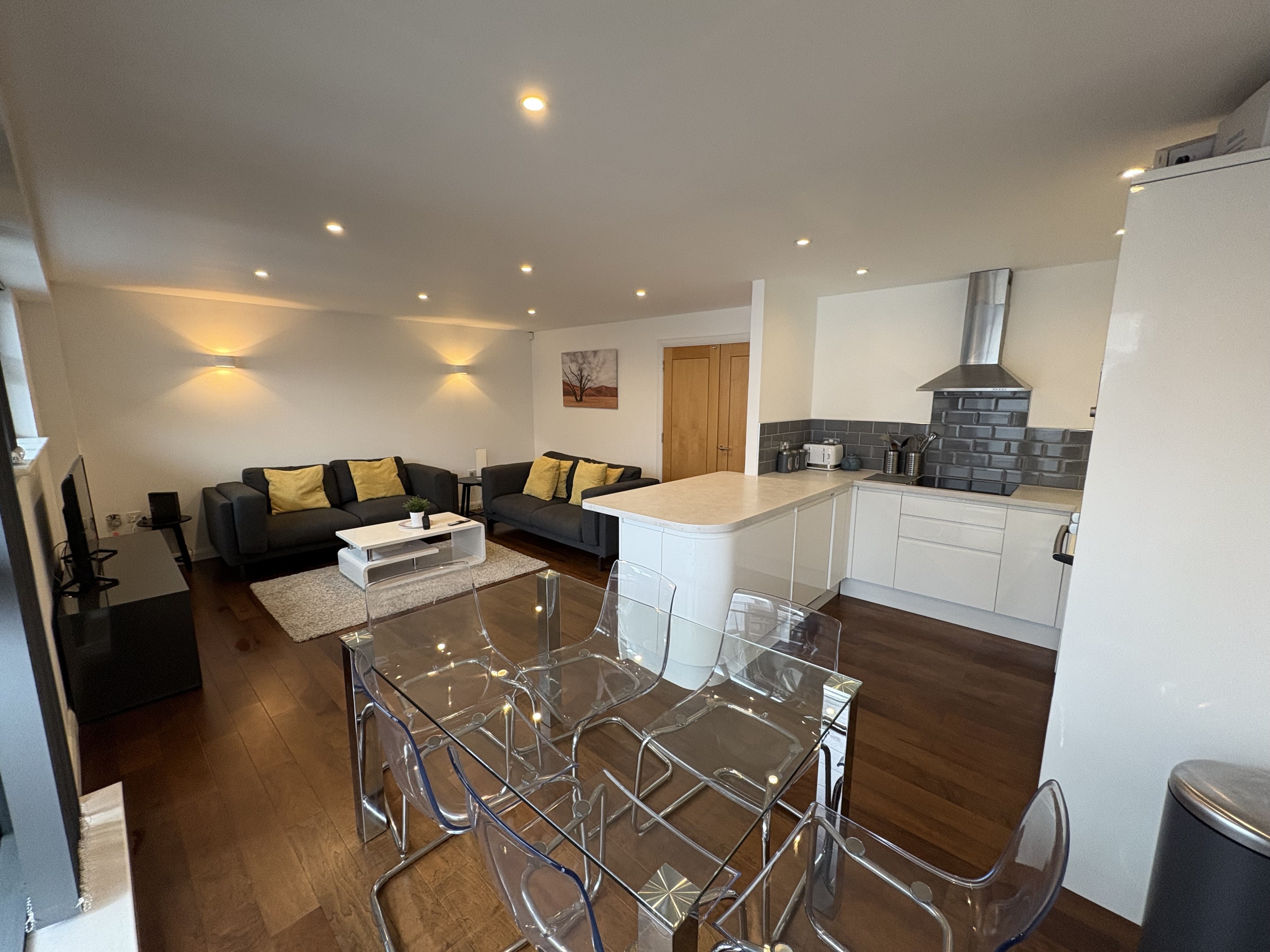 Flat Deanery Road in Bristol
