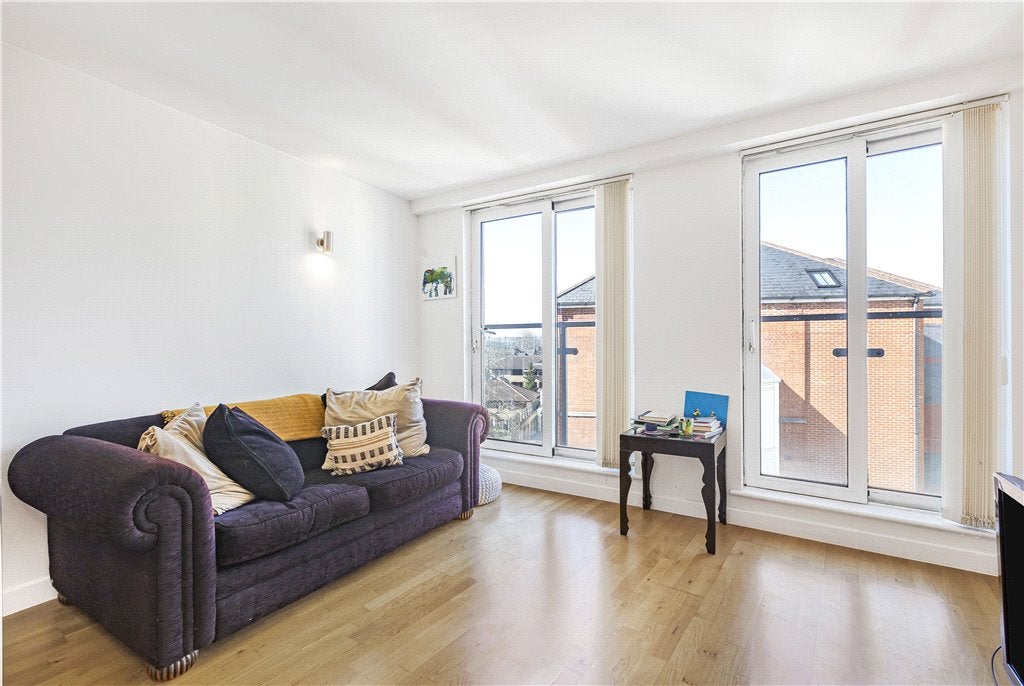 Flat Enfield Road in Greater London