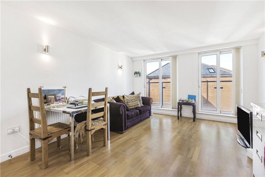 Flat Enfield Road in Greater London