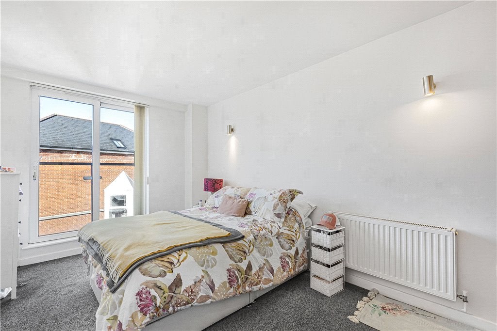 Flat Enfield Road in Greater London