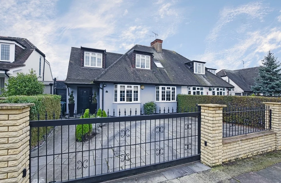 House Greenfield Gardens in Greater London