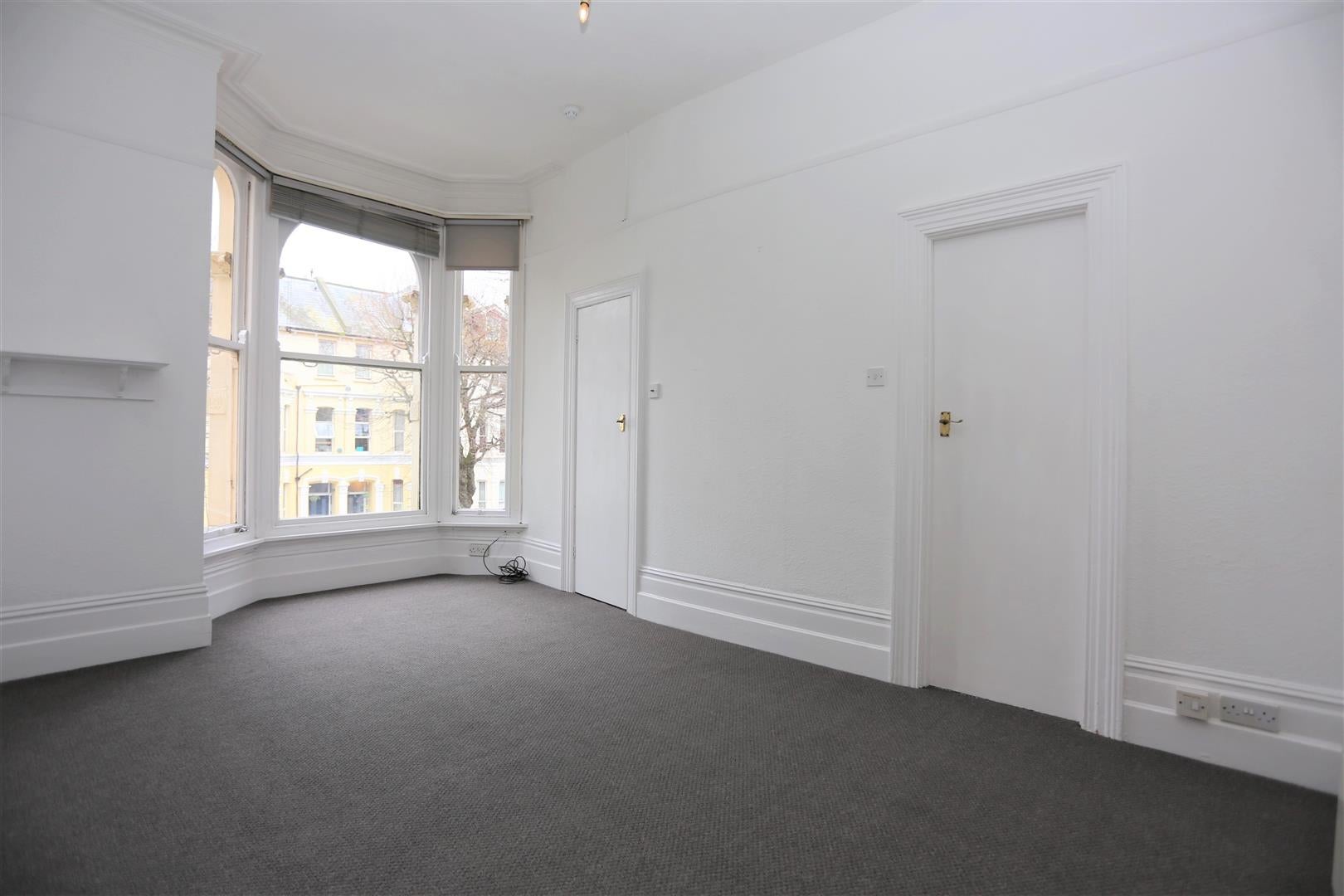 Flat Tisbury Road in Portslade by Sea