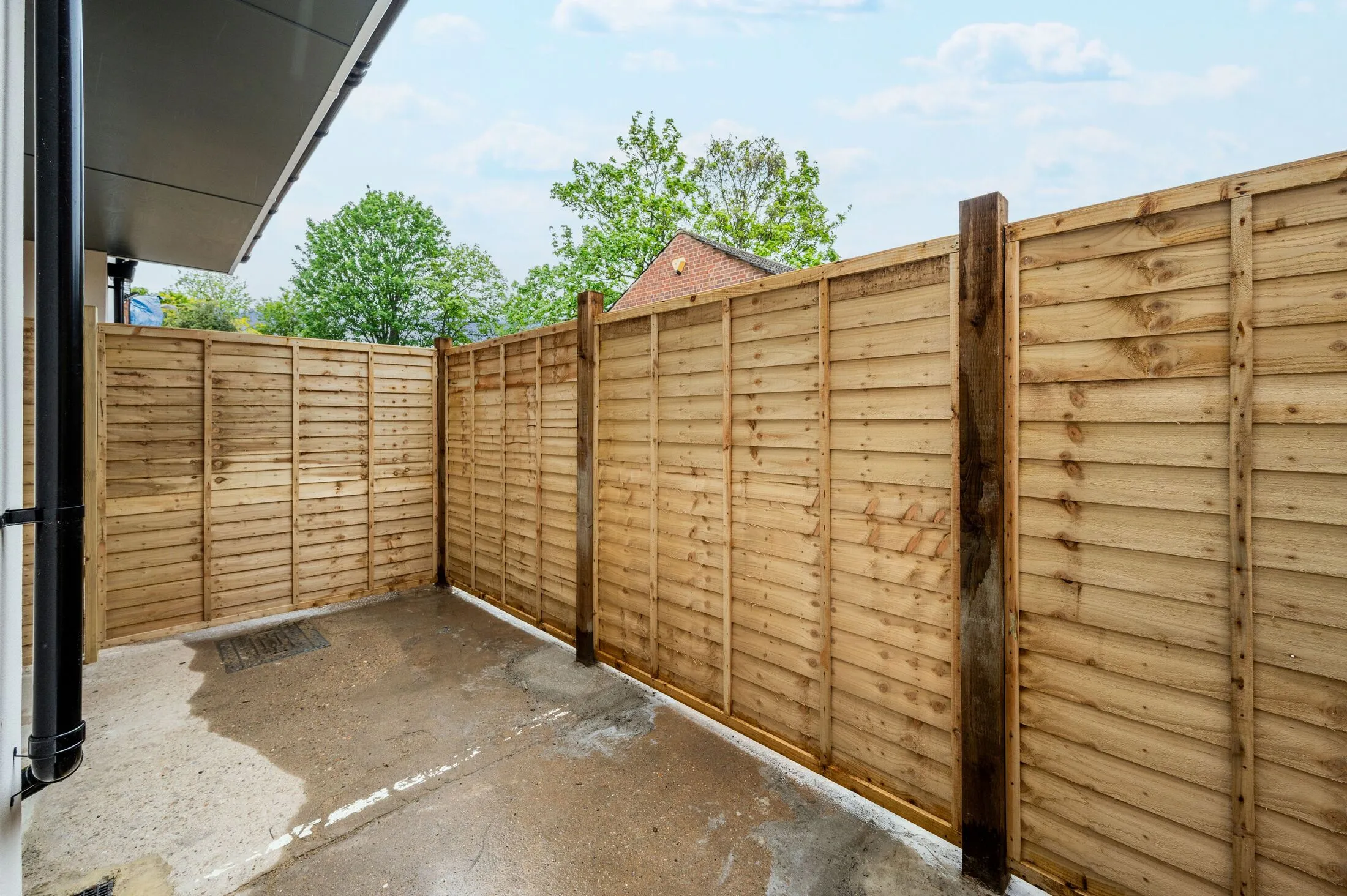 Flat Brownhill Road in Greater London