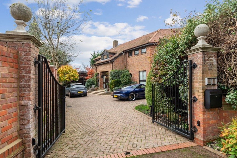 House Laurino Place in Hertsmere