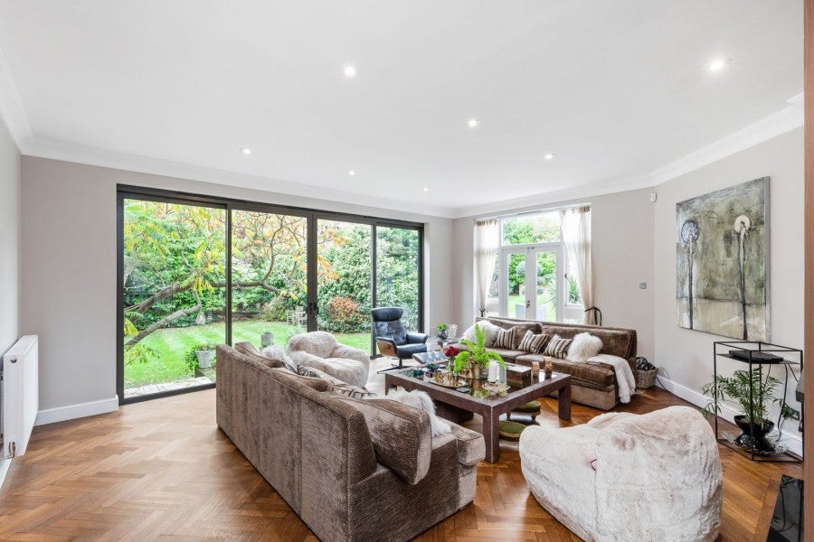 House Laurino Place in Hertsmere