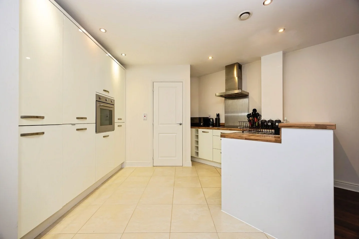 Flat Wallis Square in Rushmoor