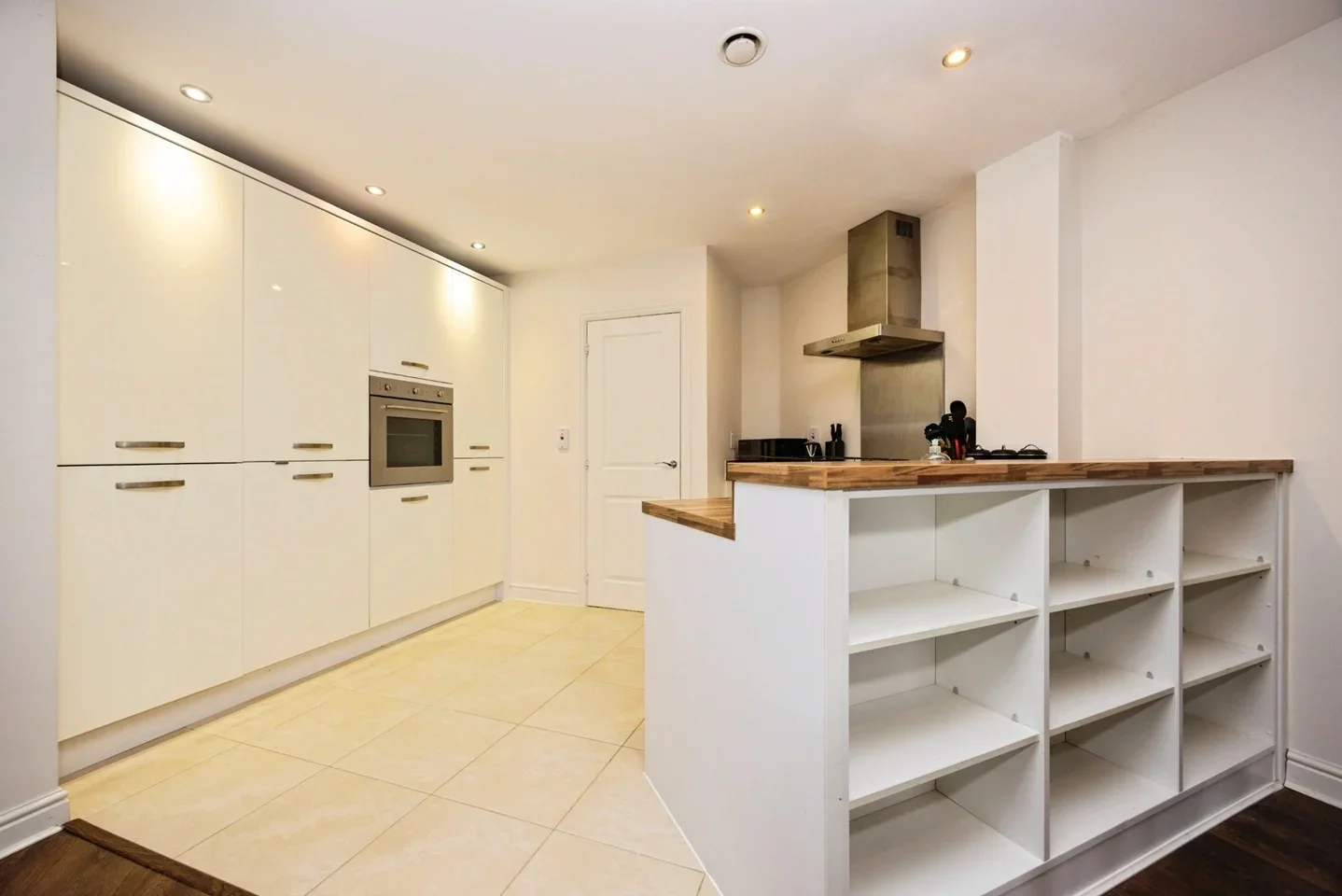 Flat Wallis Square in Rushmoor