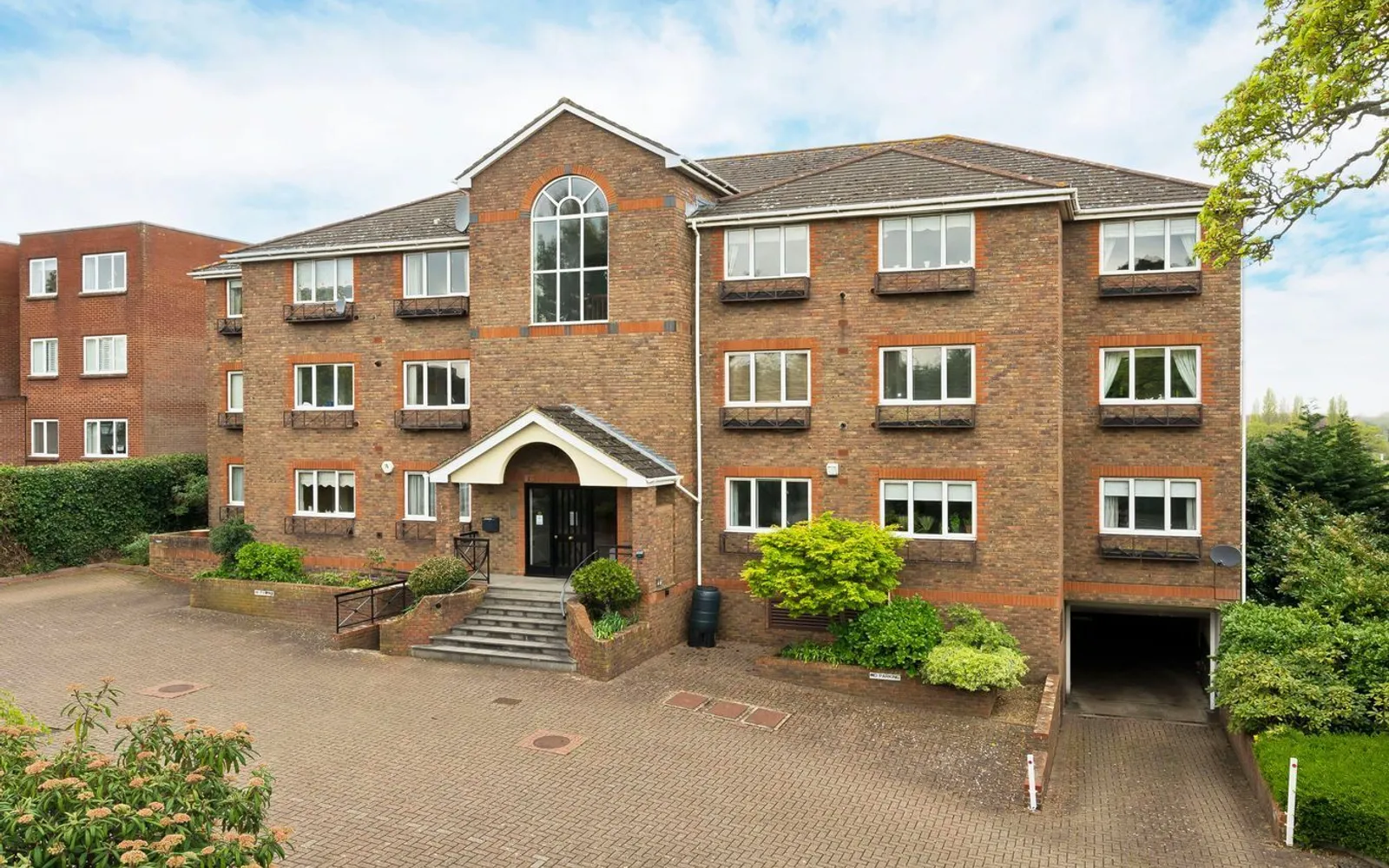 Flat Oatlands Drive in Elmbridge