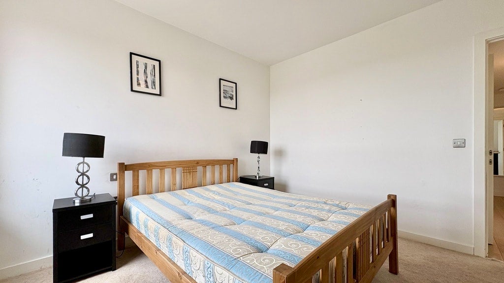 Flat Rathbone Street in Greater London