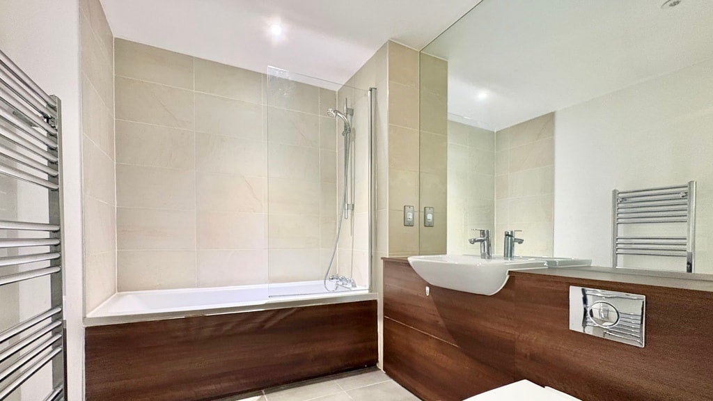 Flat Rathbone Street in Greater London