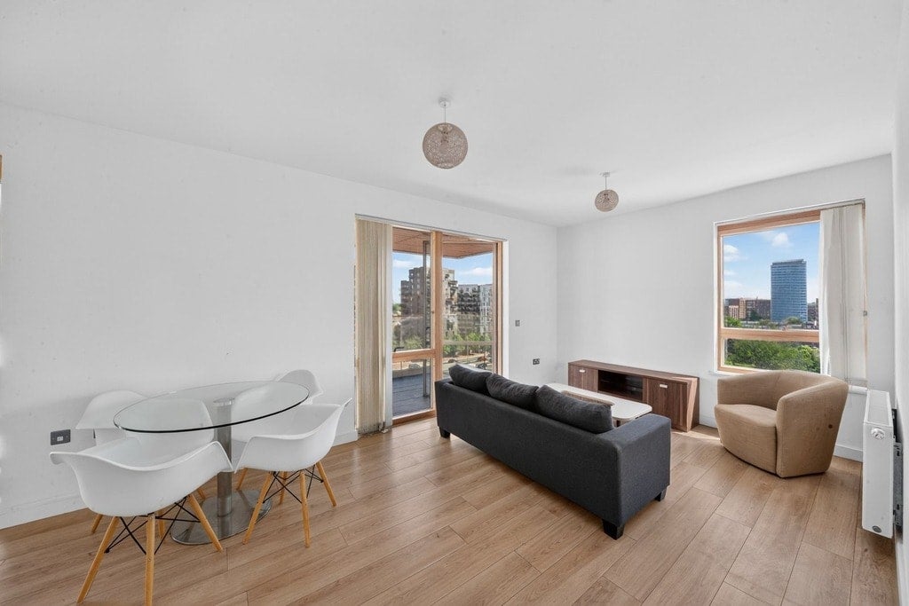 Flat Rathbone Street in Greater London