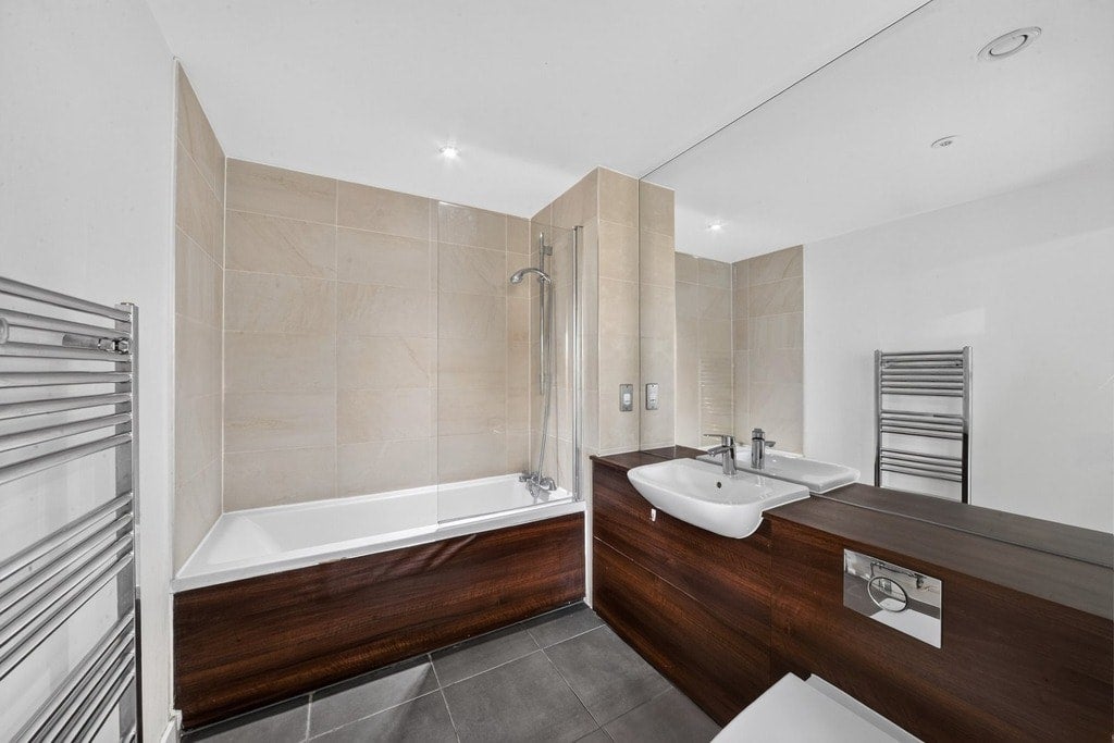 Flat Rathbone Street in Greater London