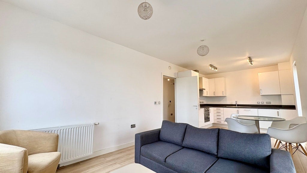 Flat Rathbone Street in Greater London
