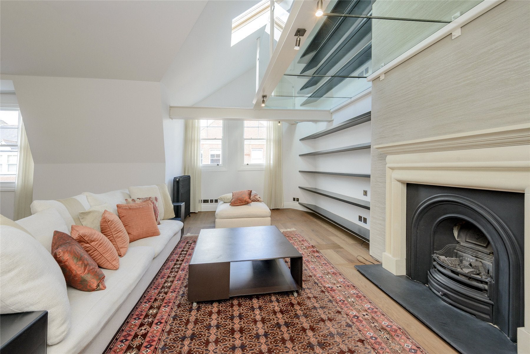 Flat Cheyne Court in Greater London