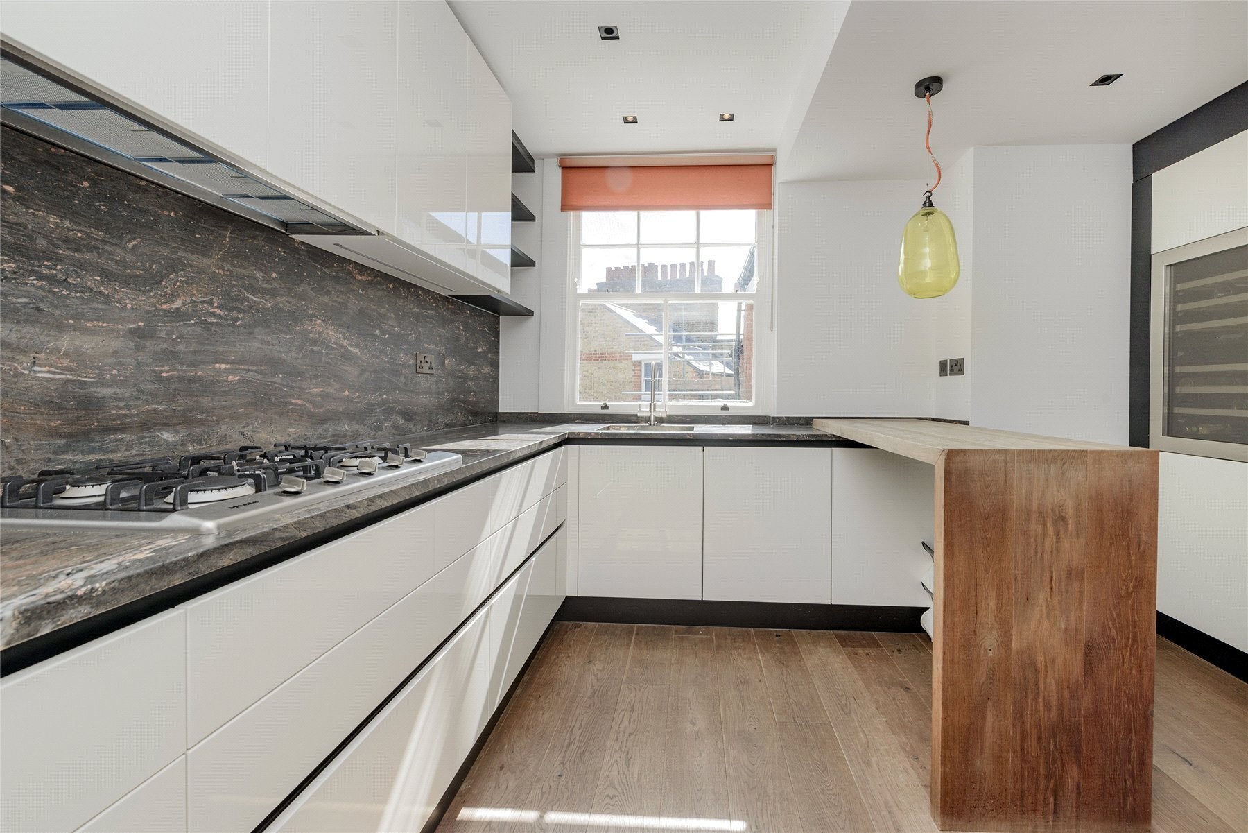 Flat Cheyne Court in Greater London