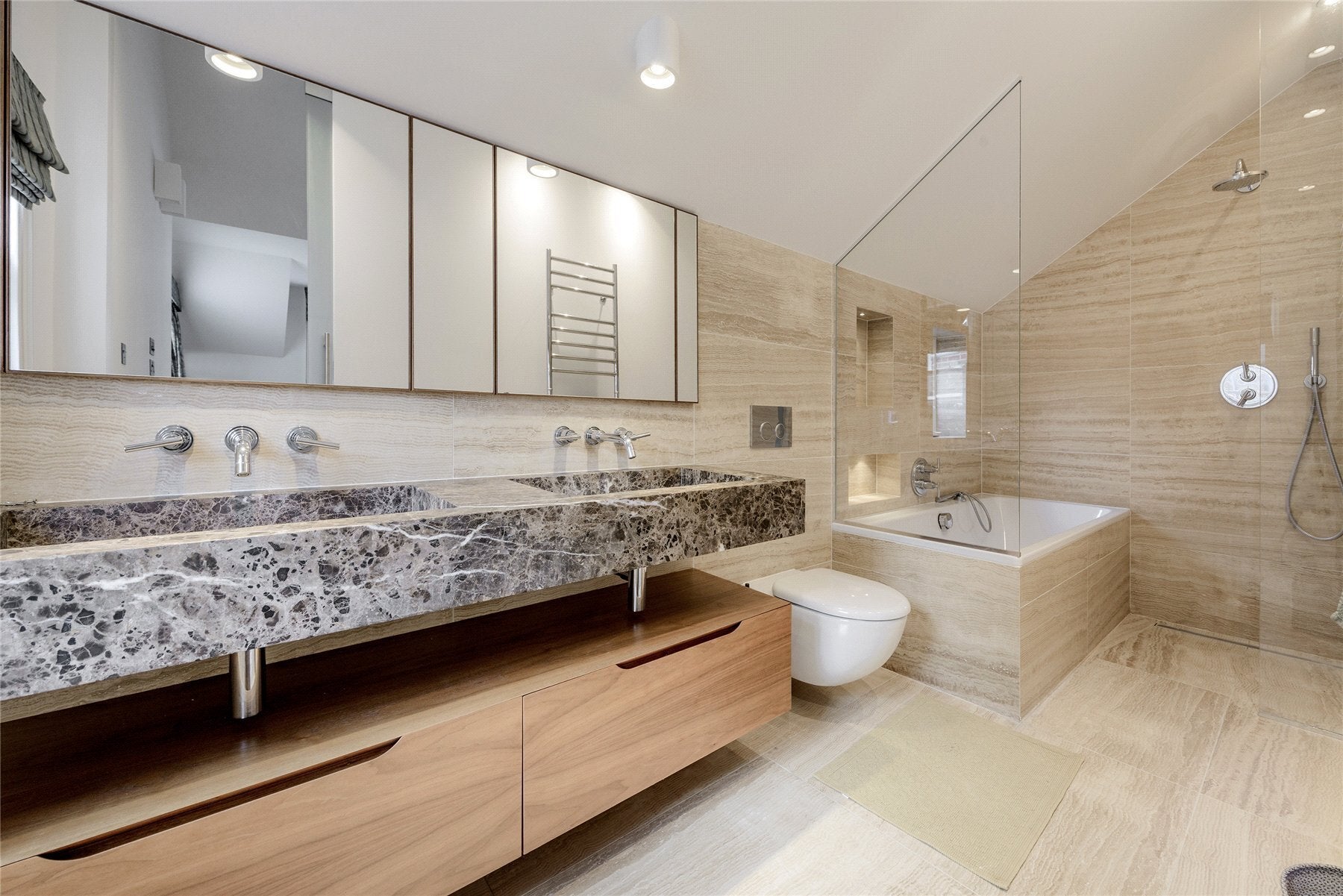 Flat Cheyne Court in Greater London