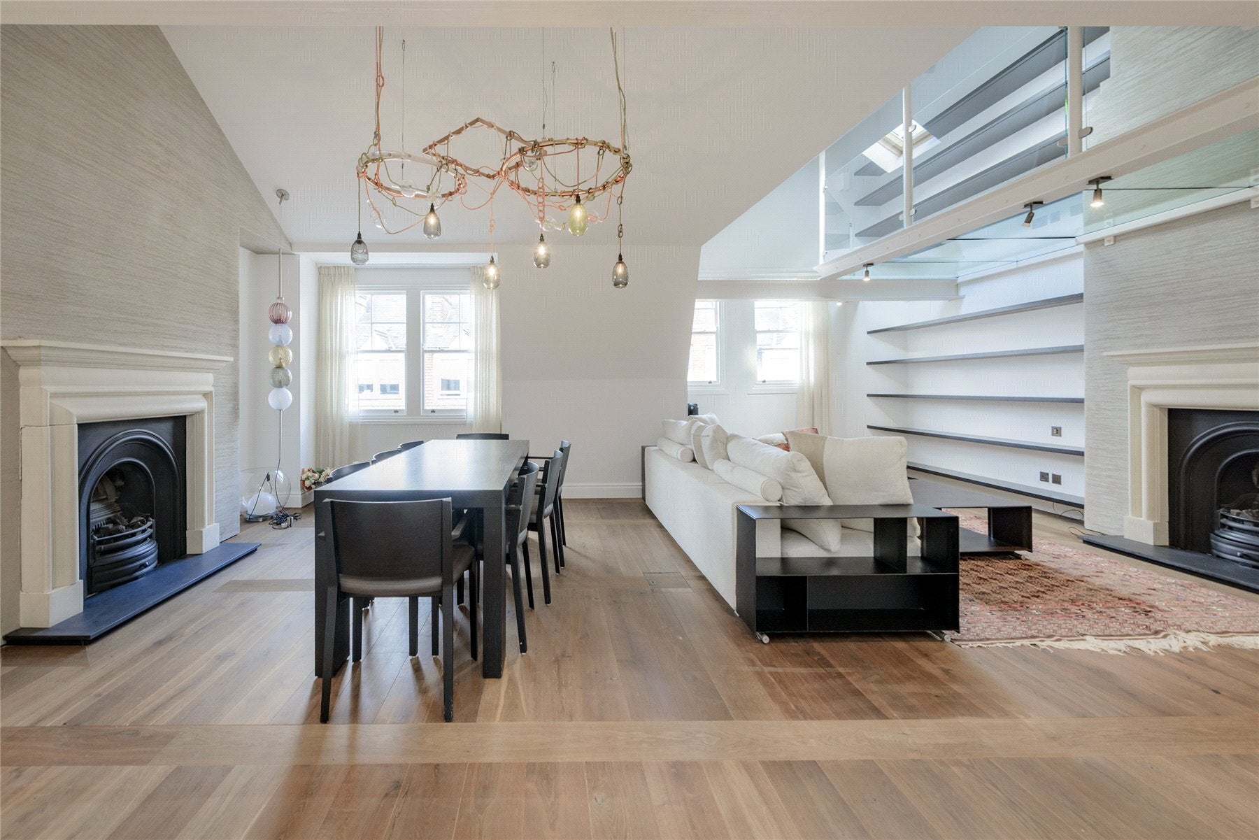Flat Cheyne Court in Greater London