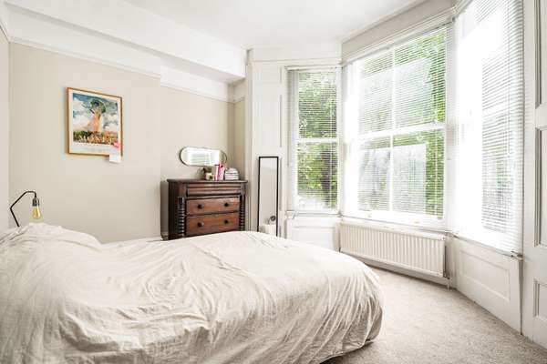 Flat Evering Road in Greater London