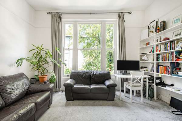 Flat Evering Road in Greater London